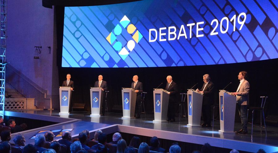 Candidatos en el estrado del debate 20191013