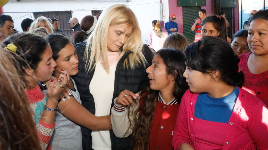 Verónica Magario recorrió los centro de evacuados en La Matanza.
