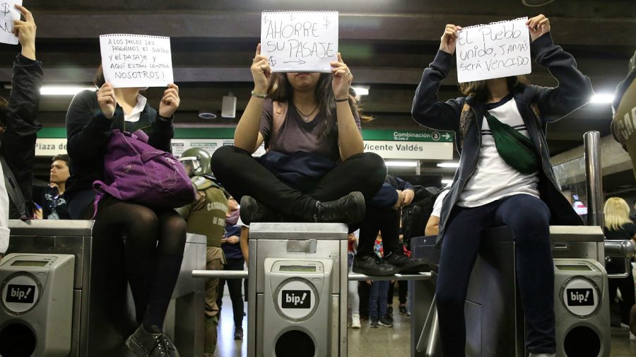 Santiago de Chile paralizado: enfrentamientos entre estudiantes, trabajadores contra la Policía por el aumento del boleto del subte | Perfil