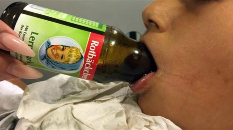 Niño con su lengua en la botella