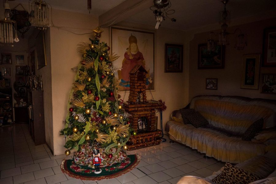 In the middle of an economic crisis, Venezuelans still try to keep their holiday spirit alive by decorating their homes with whatever they can afford. But its bound to be a markedly unequal holiday season: with an increasing dollarized market, a set of li