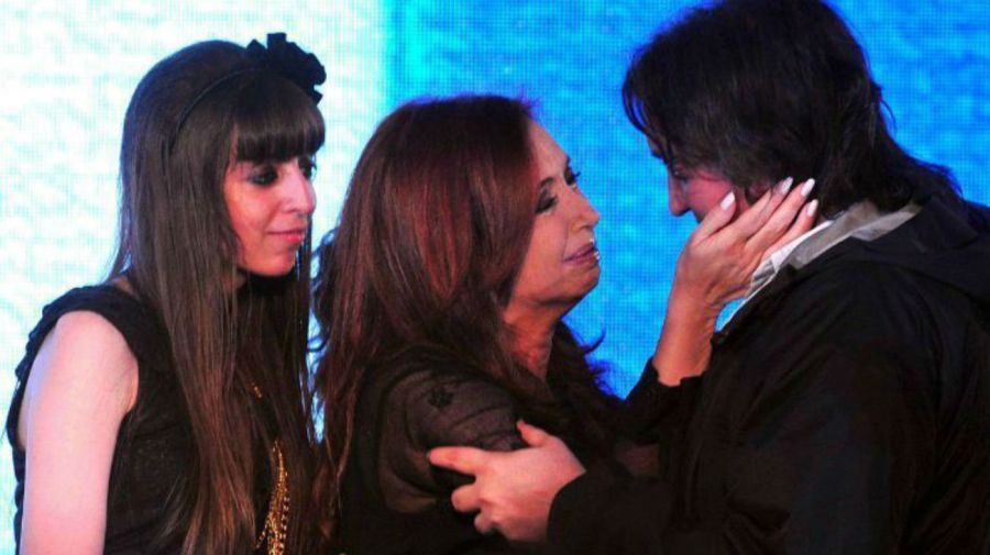 Cristina Fernández junto a Máximo y Florencia Kirchner.