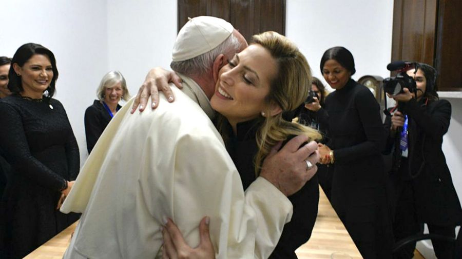 Fabiola junto al Papa Francisco.
