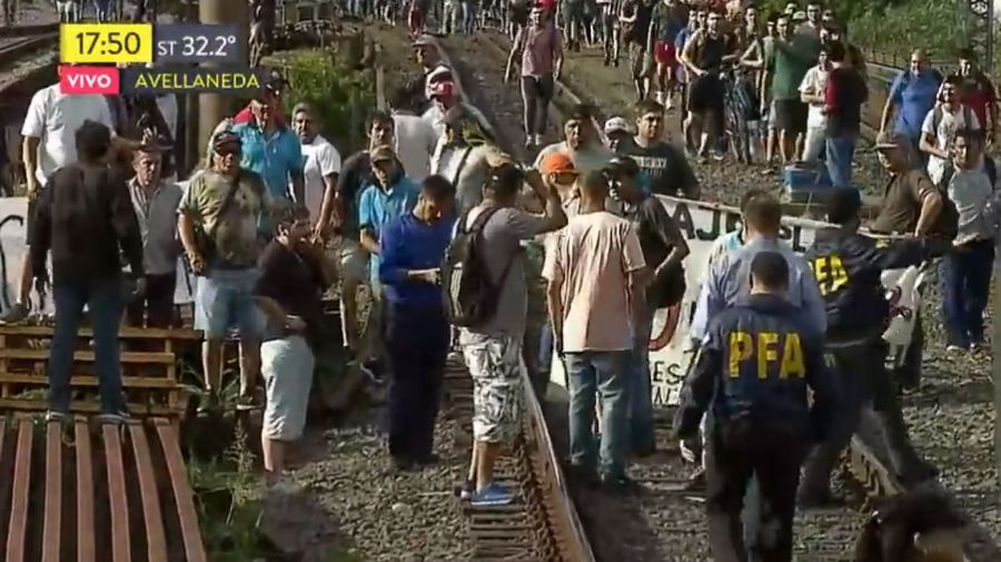 Los grupos de autoconvocados caminaron por las vías rumbo a Avellaneda, obligando a cortar el servicio del Roca.