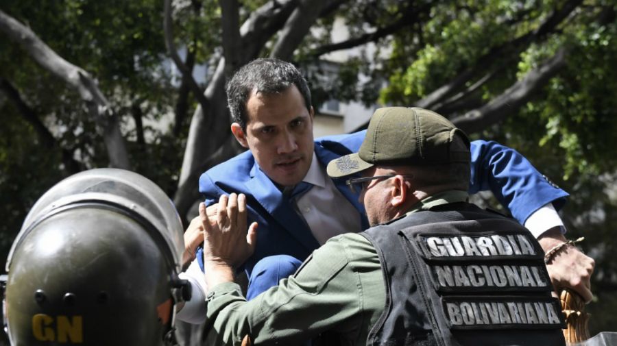 Guaidó, trepando a la reja de la Asamblea Nacional.