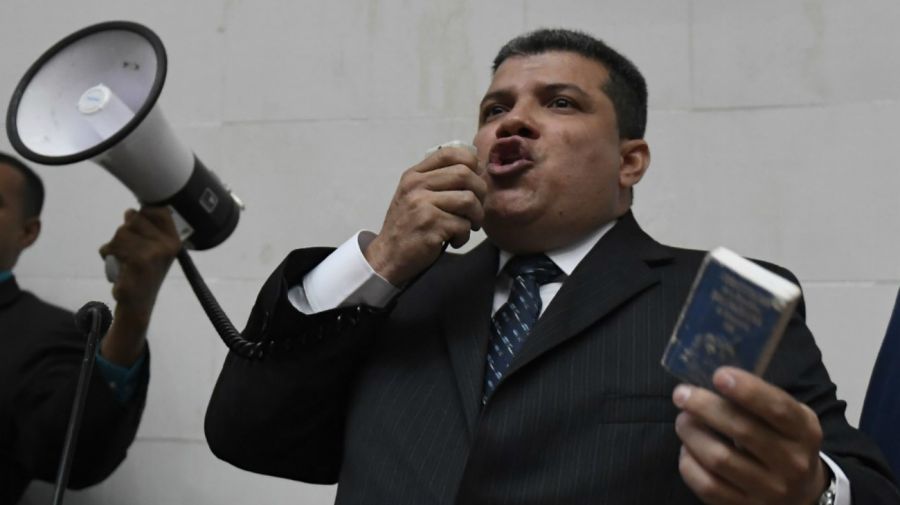 Luis Parra se proclama presidente de la Asamblea con un megáfono