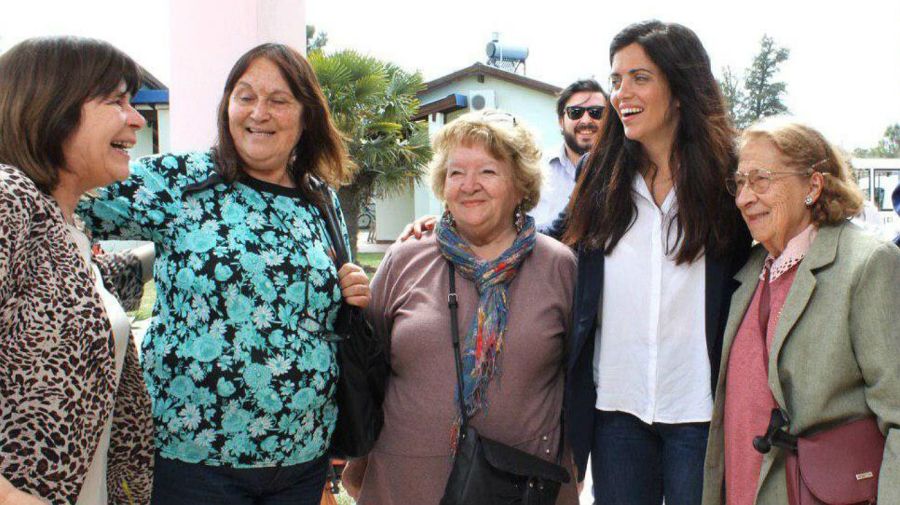 Luana Volnovich, junto a un grupo de jubilades.