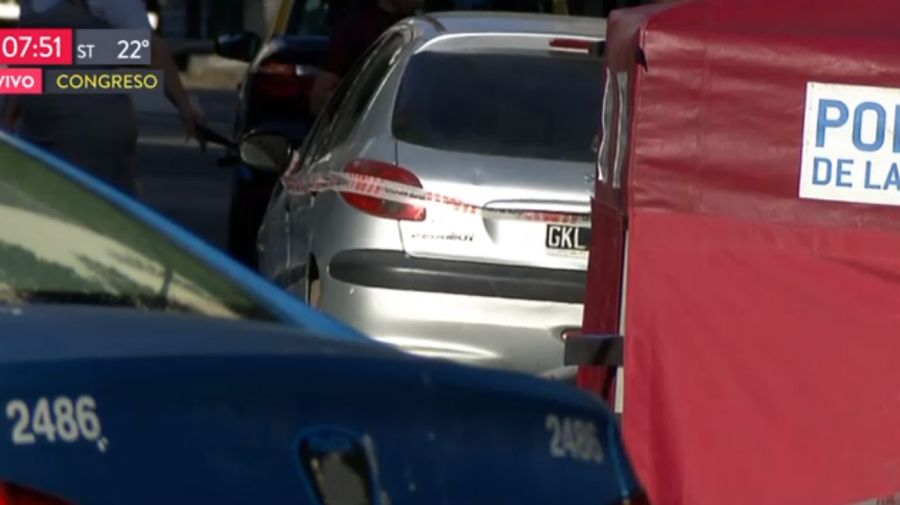 El Peugeot gris estacionado en Congreso. Su conductor huyó luego de cruzar en rojo y matar a un hombre que esperaba el colectivo.