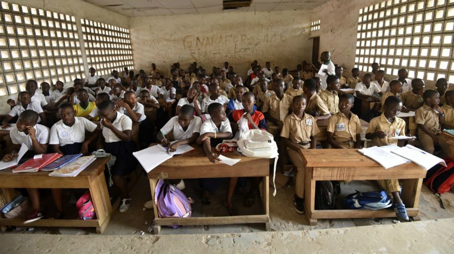 Los compañeros del curso de Laurent Barthélémy Ani Guibahi, en el Liceo Simone Gbagbo de Yopougon, Abiyán, Costa de Marfil.