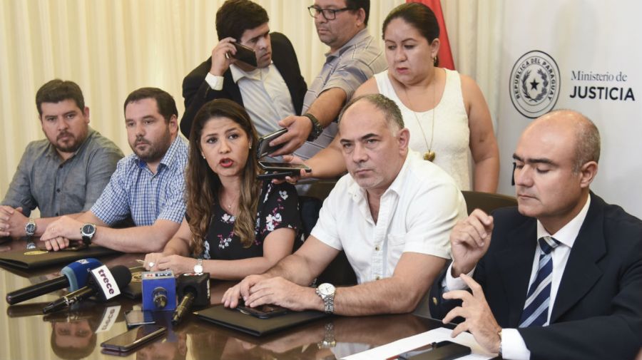 La ministra de Justicia de Paraguay, Cecilia Pérez, sospecha que los presos tuvieron ayuda de trabajadores del penal.