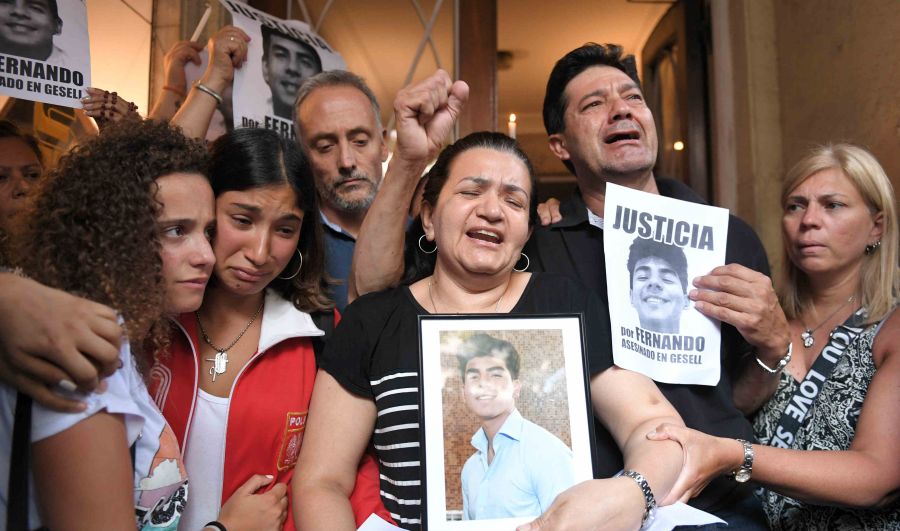 Desgarrados por el dolor, los padres de Fernando Báez Sosa en la marcha que reclamó justicia por el asesinato.