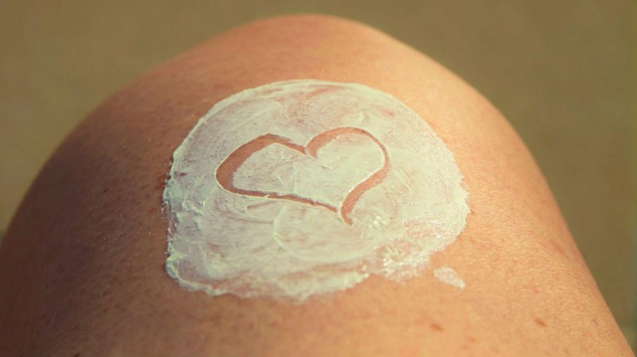Usar protector solar previene el cáncer de piel.