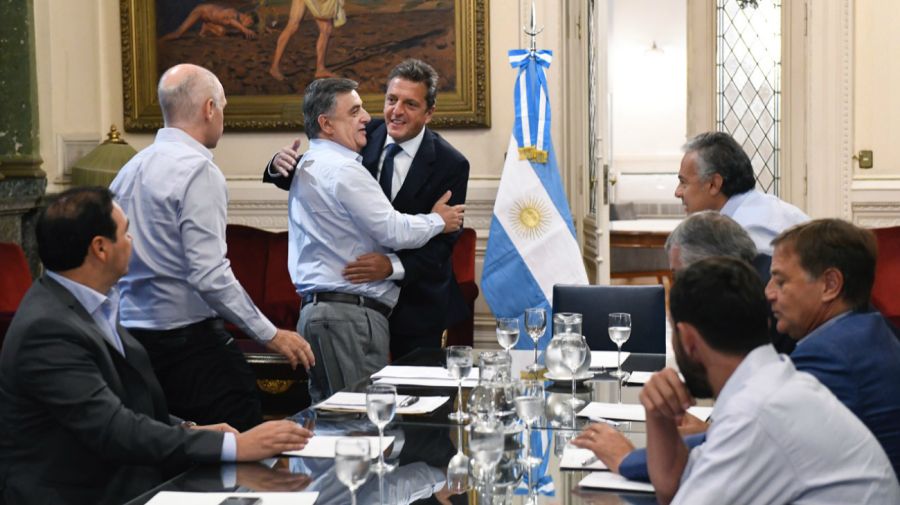 Sergio Massa recibe a gobernadores y legisladores de Juntos por el Cambio para hablar sobre las deudas provinciales.