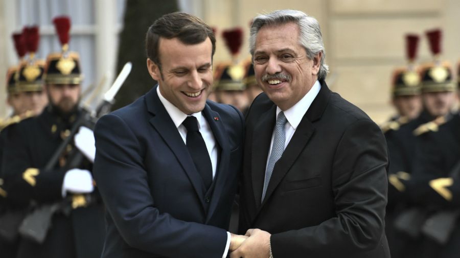 Alberto Fernández fue recibido por Emmanuel Macron, su par francés.