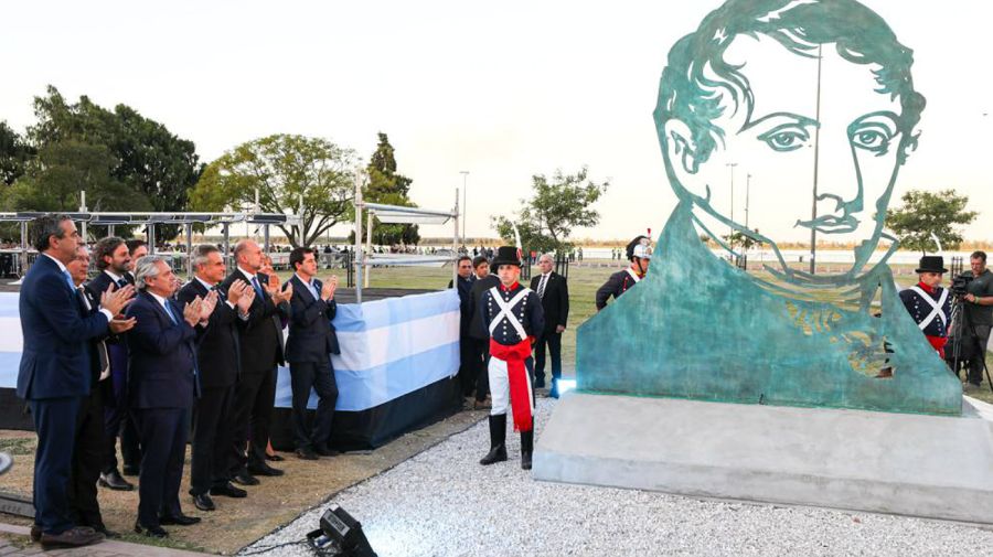 El Presidente, al inaugurar la escultura al General Belgrano hecha en los talleres de Tandanor.