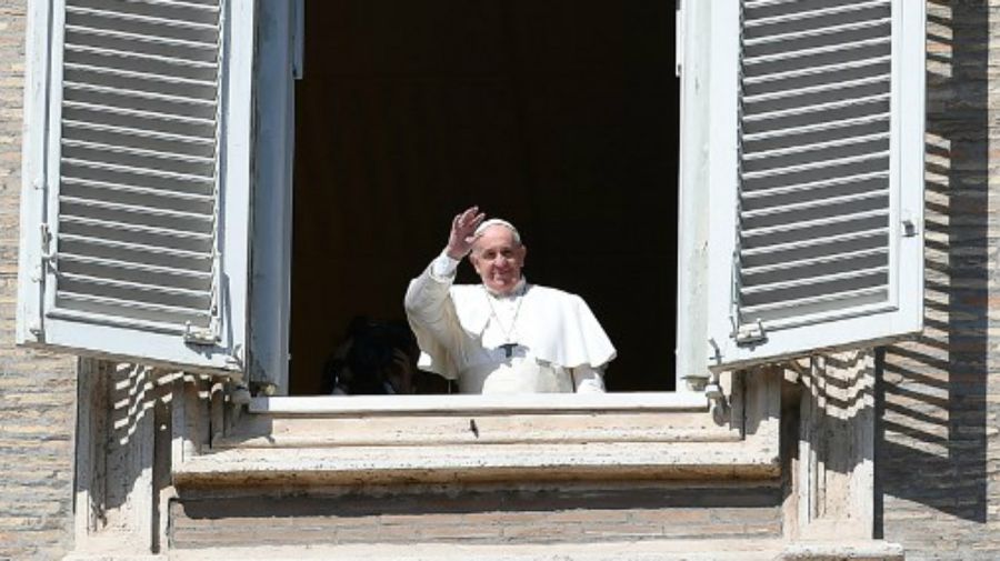 Luego de su homilia vía streaming, el Papa saludó desde el balcón en el Vaticano.