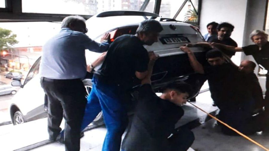 Los empleados de la concesionaria VW de Acassuso intentan evitar que la camioneta Tiguan AllSpace caiga al vacío.