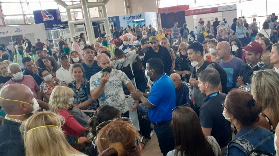 Cuba. Hay argentinos en el aeropuerto a la espera de un vuelo para volver a su casa.