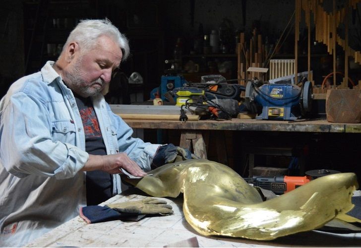 EN BRONCE. El artista José María Suhurt trabaja esculturas desde su casa-taller. 