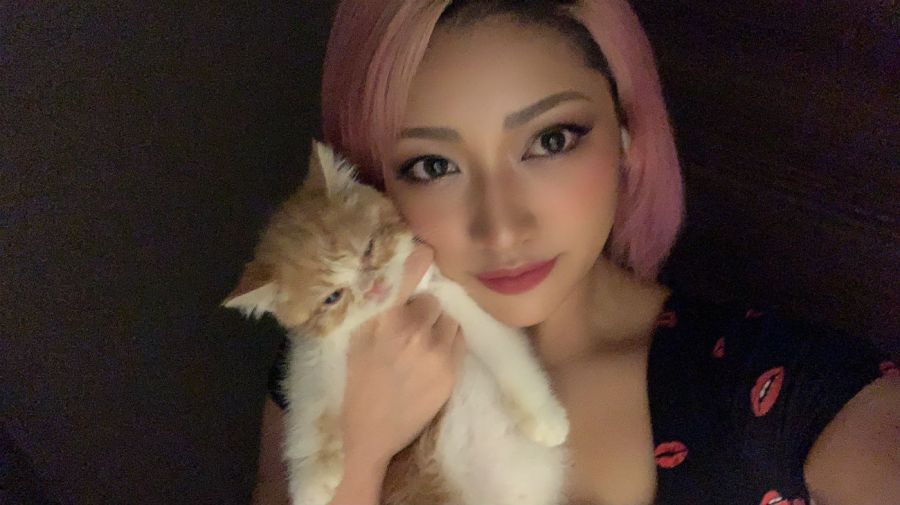 Hana Kimura y su gato