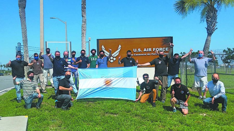 Equipo. Técnicos e ingenieros de Invap y la Conae en las instalaciones de SpaceX en EE.UU. 