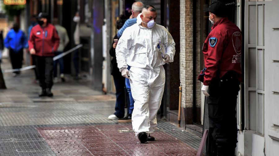 En un asalto a una zapatería, en Flores, un ladrón murió y el propietario resultó herido en la mano.