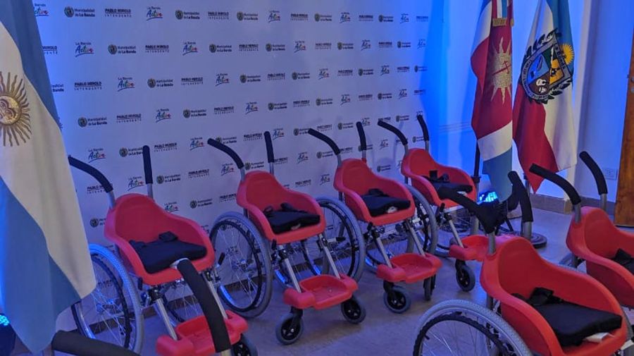 Fabiola Yáñez con sillas de ruedas 20200727