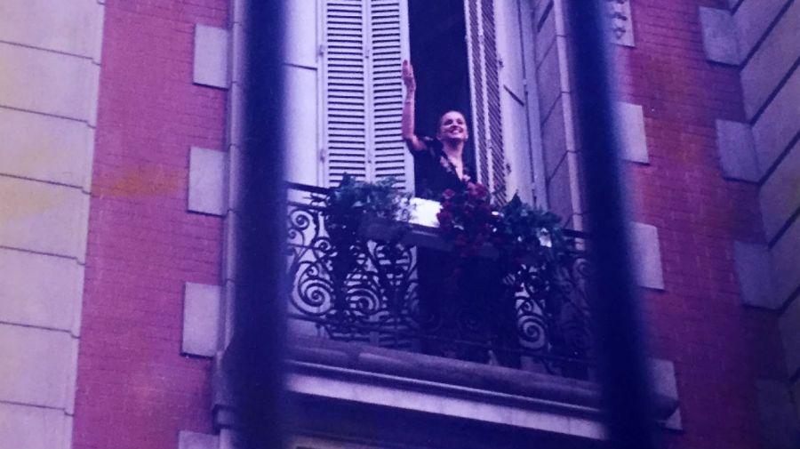 Madonna, saludando a sus fans frente a Hyatt.