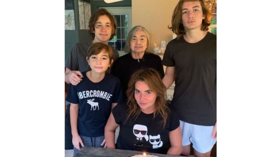 Nancy Pazos, sus hijos y su madre