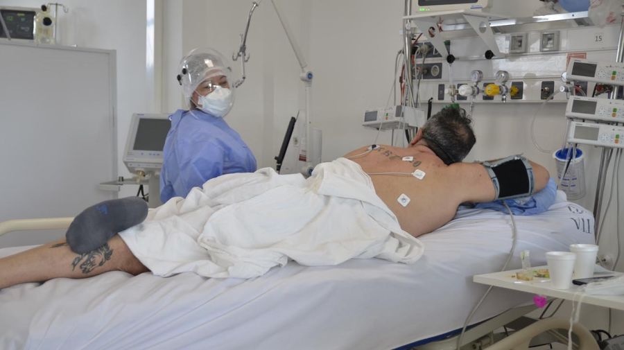 Sala UTI Covid-19 del Hospital Posadas / La pronación ayuda a los pacientes a respirar.