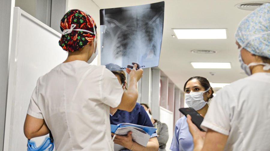 UTI Covid-19 del Hospital Posadas / La revisión pulmonar de los pacientes es permanente