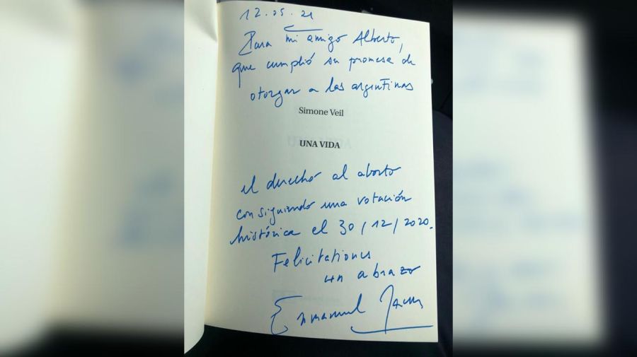 Los regalos que intercambiaron Alberto Fernández y Emmanuel Macron 20210512