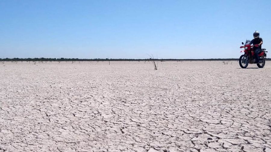 Las altas temperaturas dejaron al humedal desquebrajado y desértico