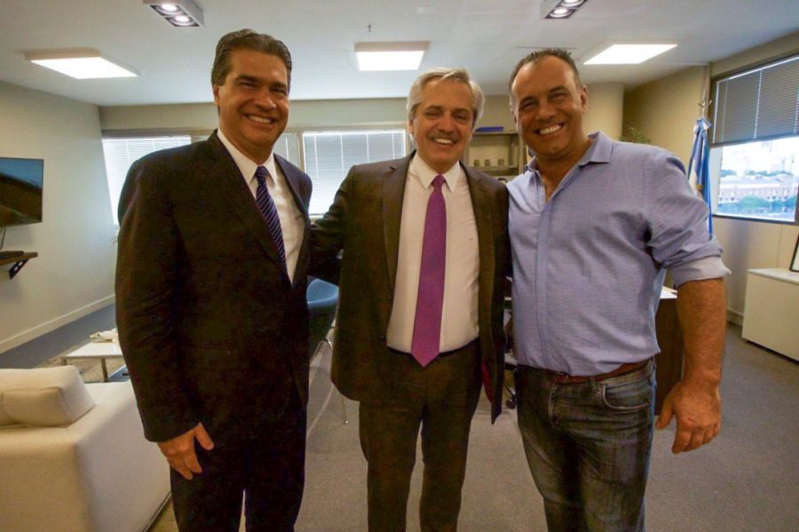 Los hermanos Capitanich, sonrientes junto al presidente Alberto Fernandez 