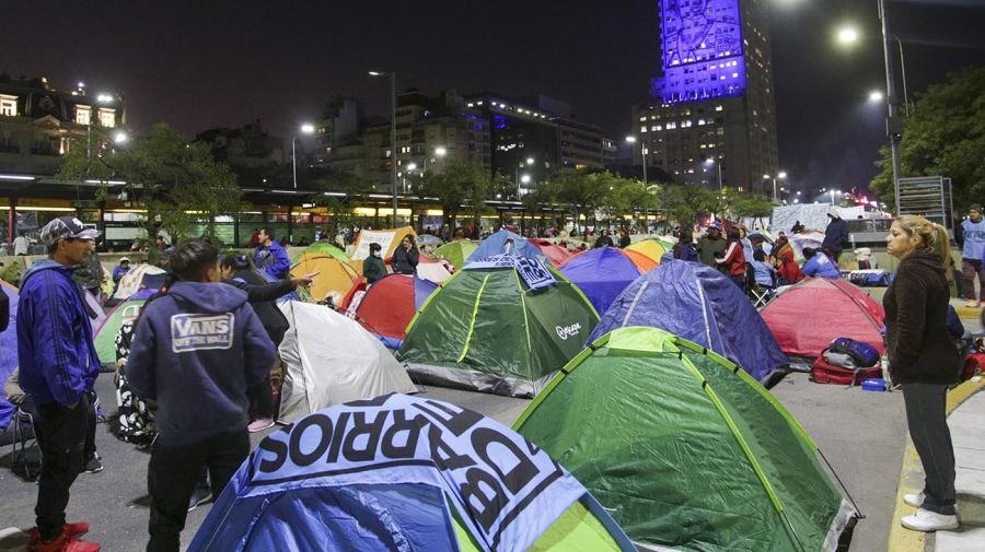 Organizaciones piqueteras continúan el acampe sobre la avenida 9 de julio 20220331