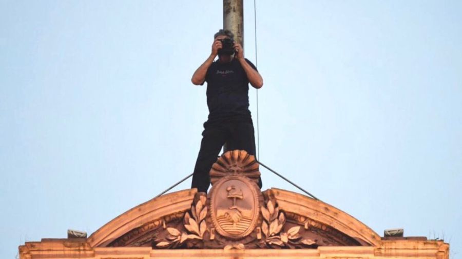 Víctor Bugge realizando una foto desde el techo de la Casa Rosada