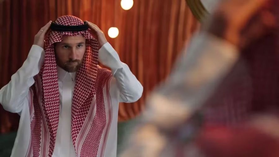 El ídolo argentino luciendo el atuendo típico de Arabia Saudita