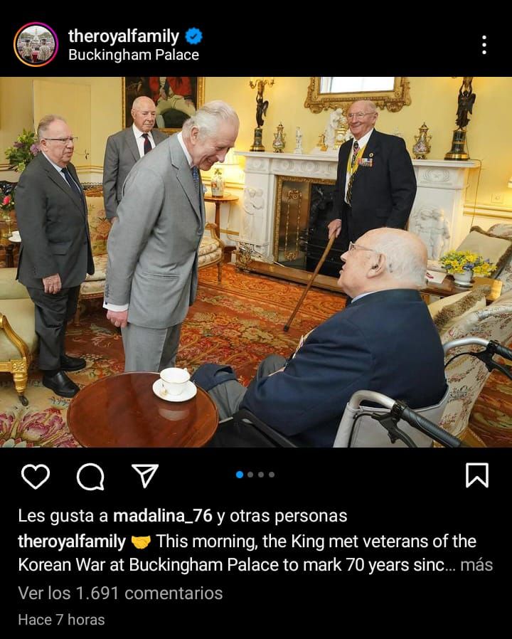 En las fotografías, el Rey Carlos III aparece charlando con algunos veteranos