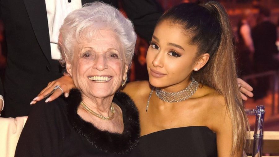 Ariana Grande y su abuela 