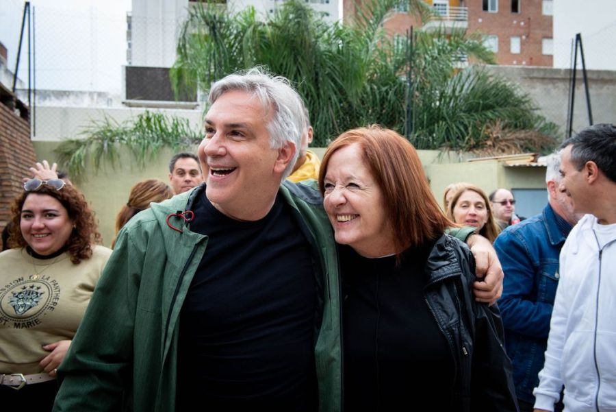 Martín Llaryora abrazado a Alejandra Vigo, sonriendo