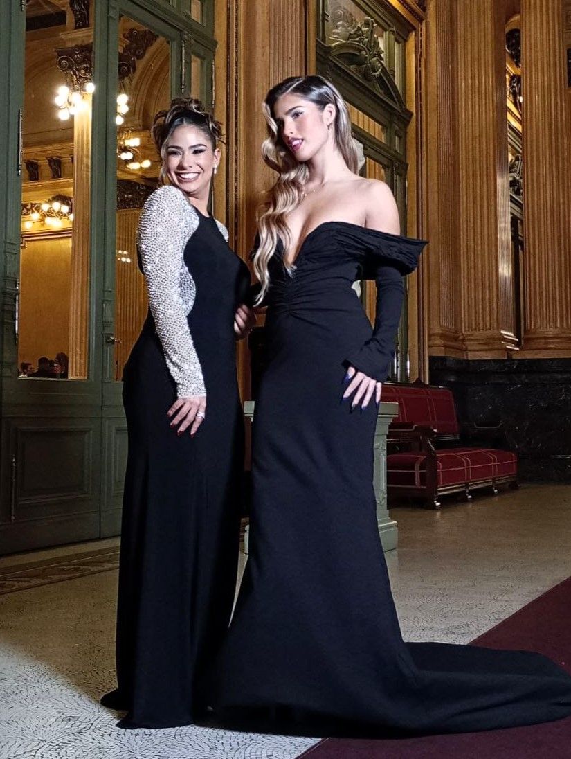 Julieta Poggio y Daniela Celis en la gala de Caras TV