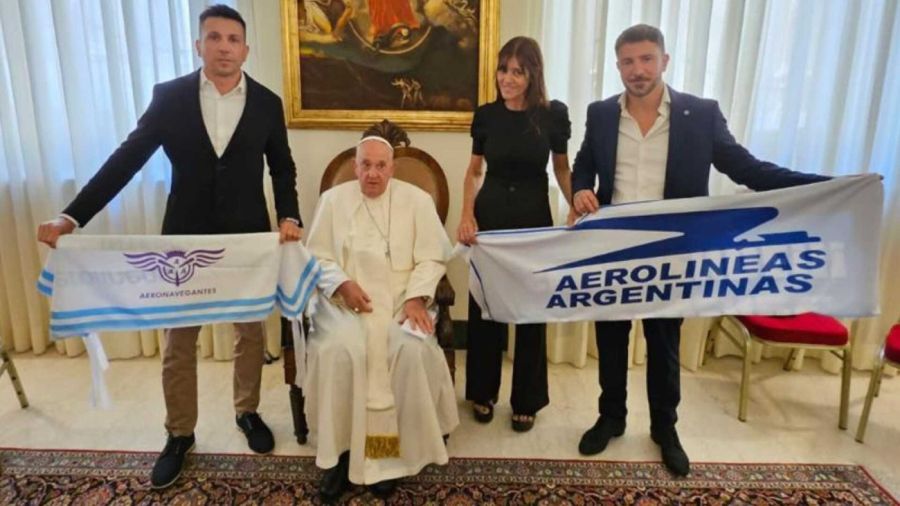 El papa Francisco y la bandera de Aerolíneas Argentinas
