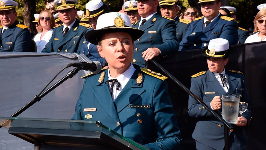 Carolina Funes como comisario inspector en pleno discurso