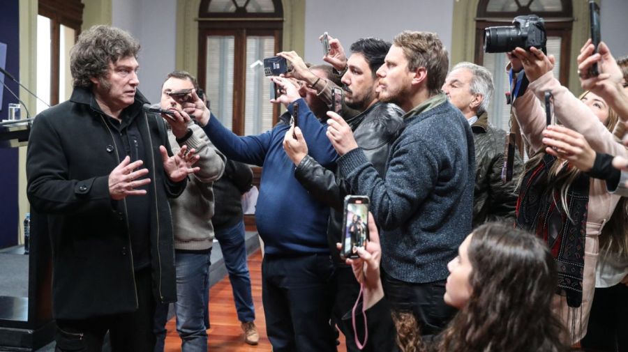 Milei junto a periodistas en Casa Rosada