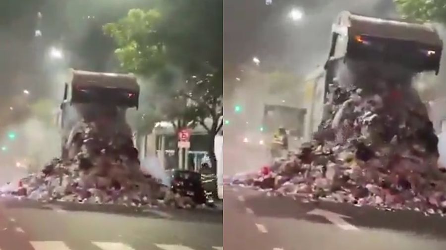 Un camión recolector arrojó todos los residuos sobre la calle