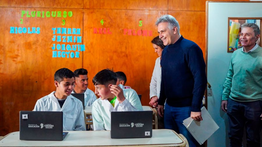 Martin Llaryora junto a los alumnos con conectividad a Internet