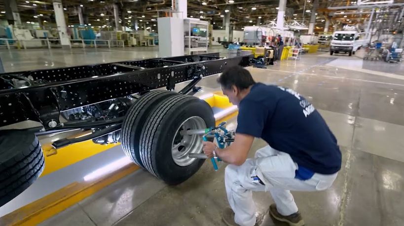 Operario de Volkswagen en pleno trabajo