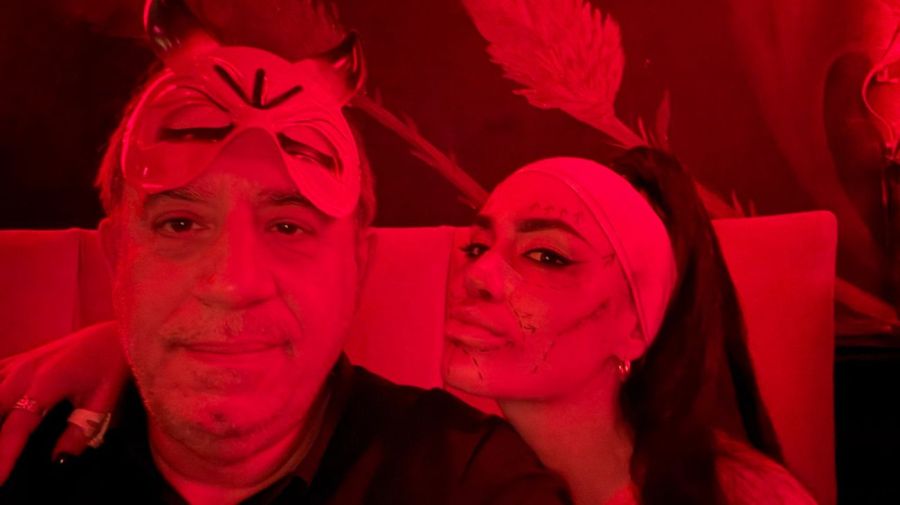 Maslatón junto a Lali en Halloween