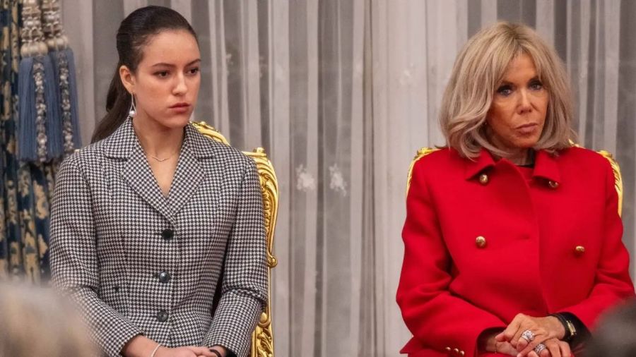 La joven princesa junto a Brigitte Macron