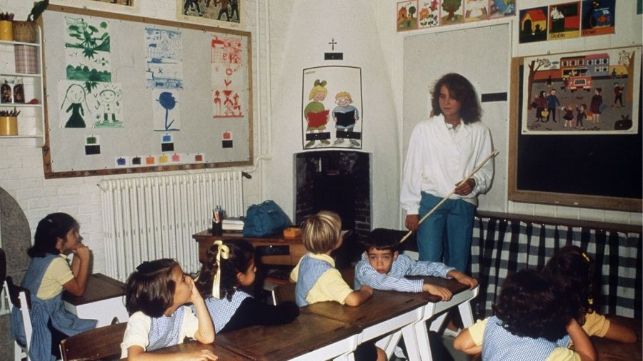 La infanta Elena dando clases